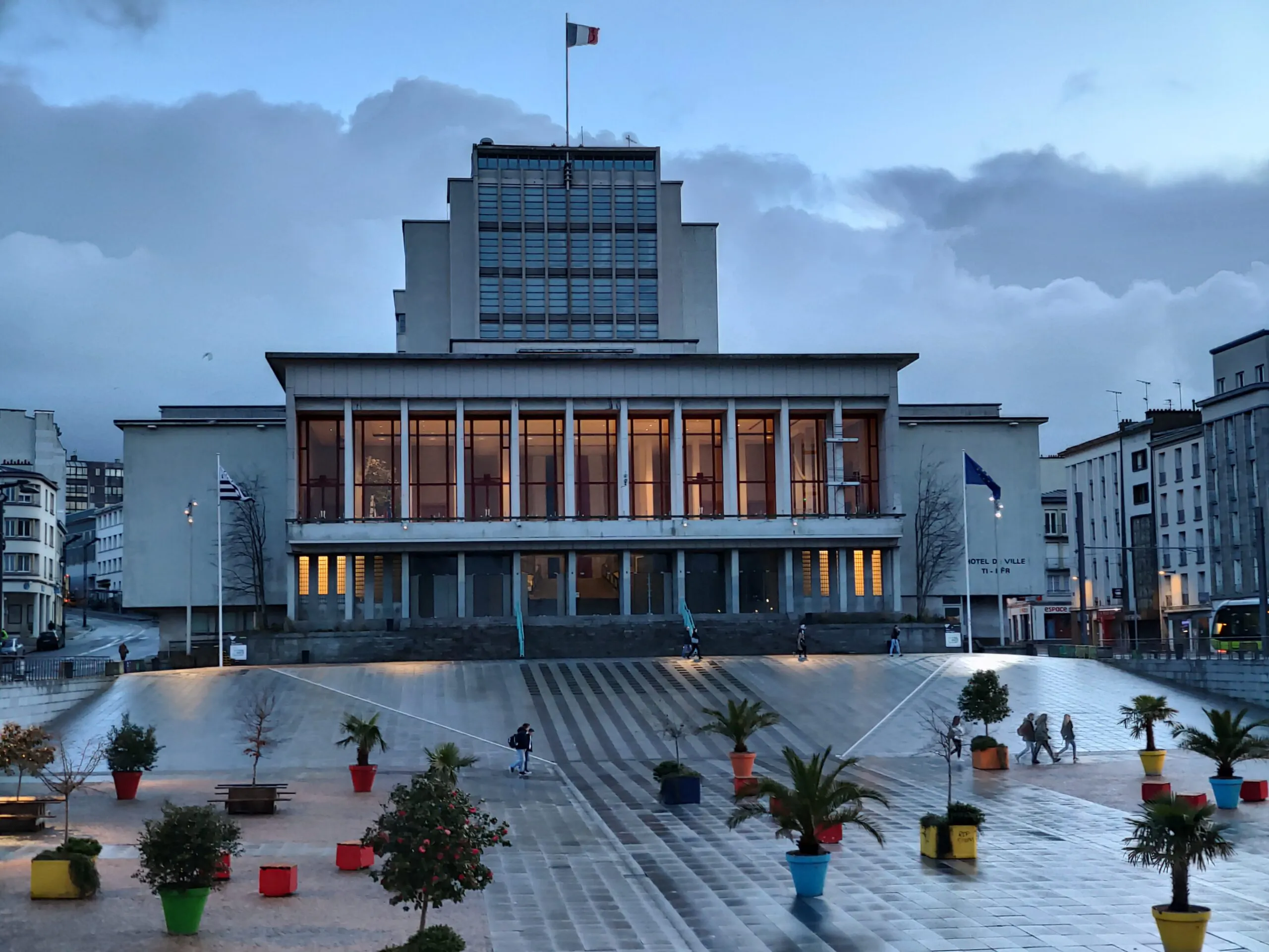 Brest formation commercial