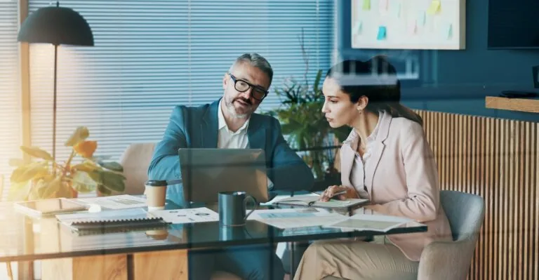 Ingénieur commercial présentant une solution technique à son client au cours d'une réunion