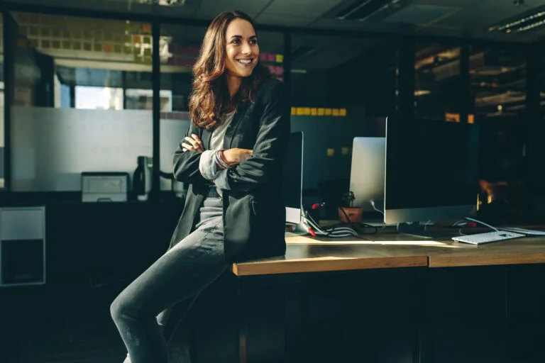 Commerciale confiante en pleine vente consultative, à l'écoute de son client en open space pour cerner ses besoins avant de proposer une solution